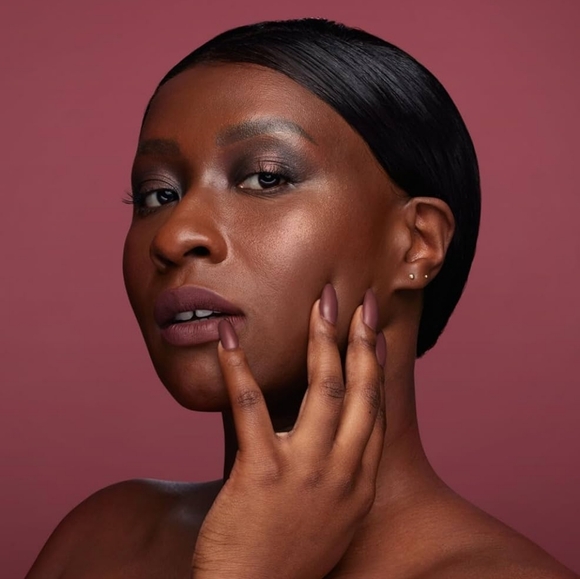 HUDA Beauty Liquid Lipstick First Class (Rich Berry Brown) - Picture 6 of 15